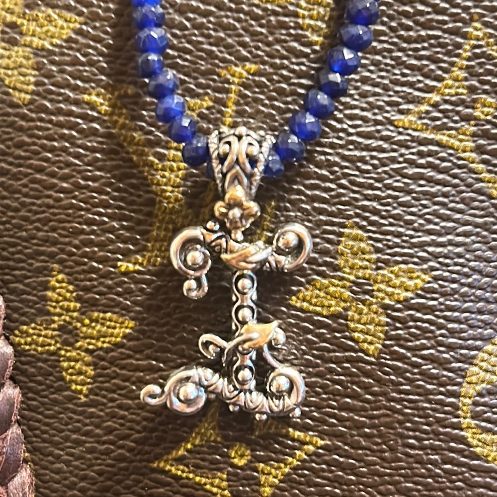 Barbara, Bixby, 925 and 18 karat gold initial I on Safire beads color treated